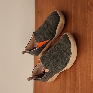 UIN Women's Slip On Wool Walking Shoes, Size 6